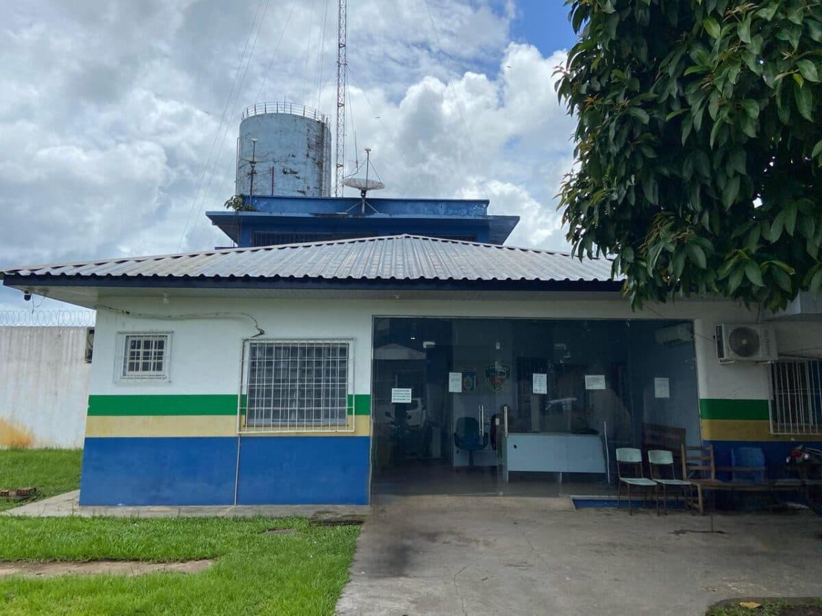 Filho é preso após ameaçar e exigir dinheiro de aposentadoria da mãe para comprar drogas em Juruá