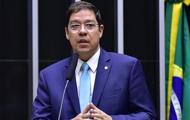 Vice-presidente da Câmara diz que vai pautar anistia se Motta se ausentar do país