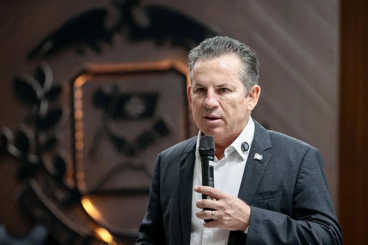 “Carlos Bolsonaro falou pela boca o que devia sair por outro lugar”, diz governador do Mato Grosso