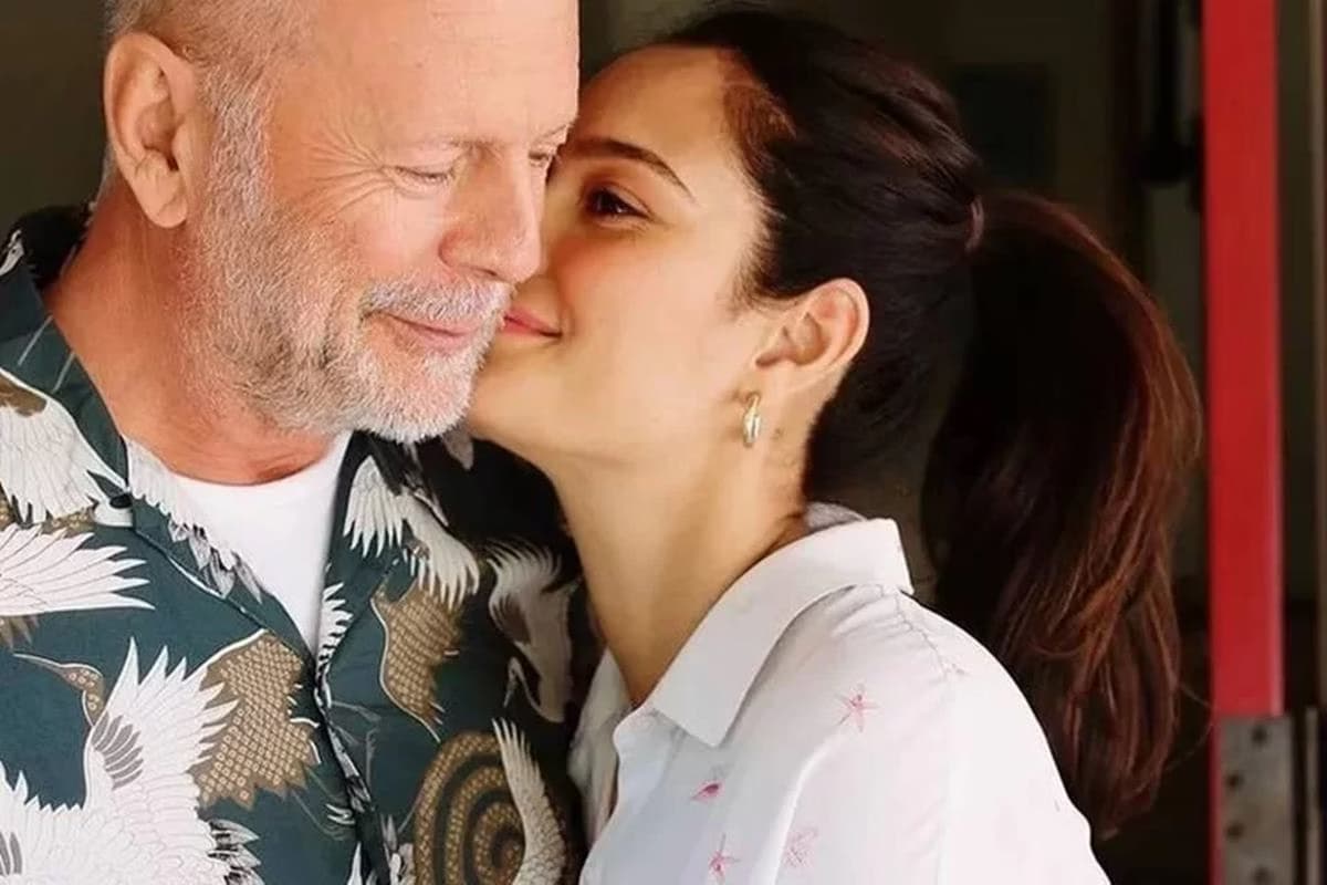 Esposa de Bruce Willis fala sobre estado de saúde do artista após diagnóstico de demência: “Cérebro dele está falhando”