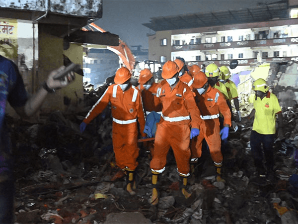 VÍDEO: Prédio desaba e mata 15 pessoas na Índia