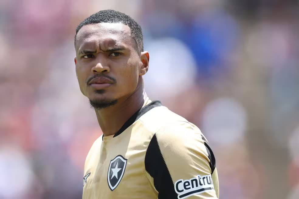 Sem acordo com o West Ham, John continua no Botafogo