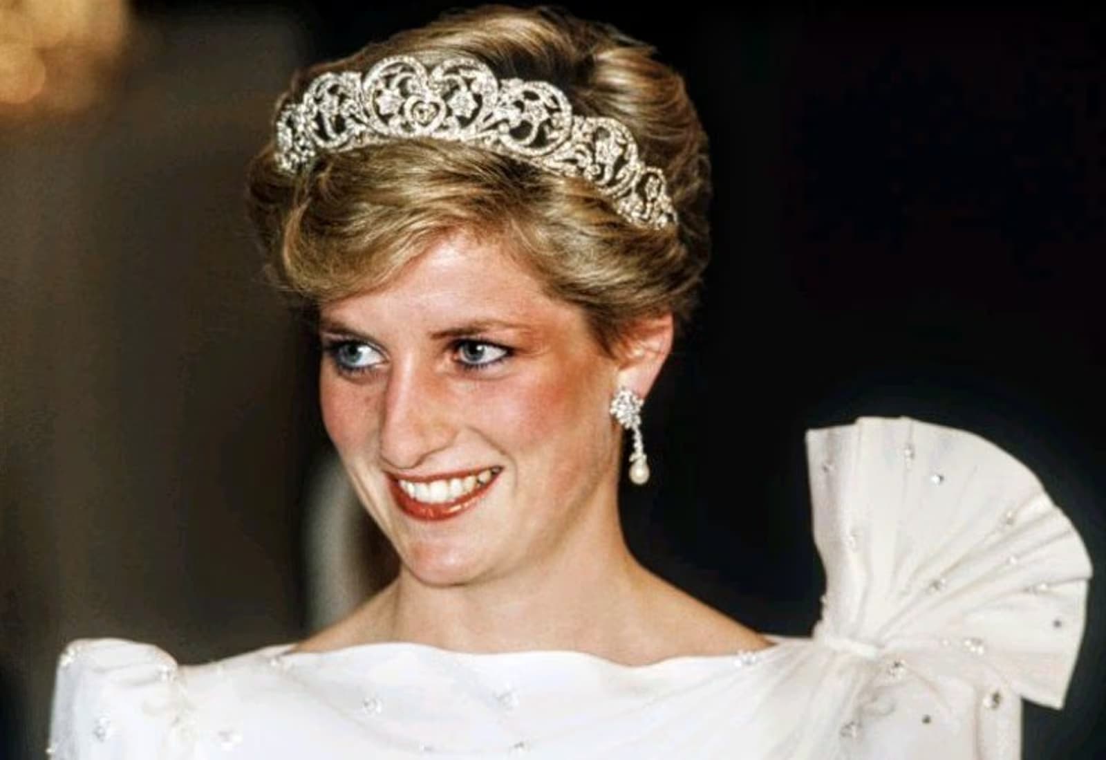 Disputa por tiara da princesa Diana pode reacender conflitos na família real britânica