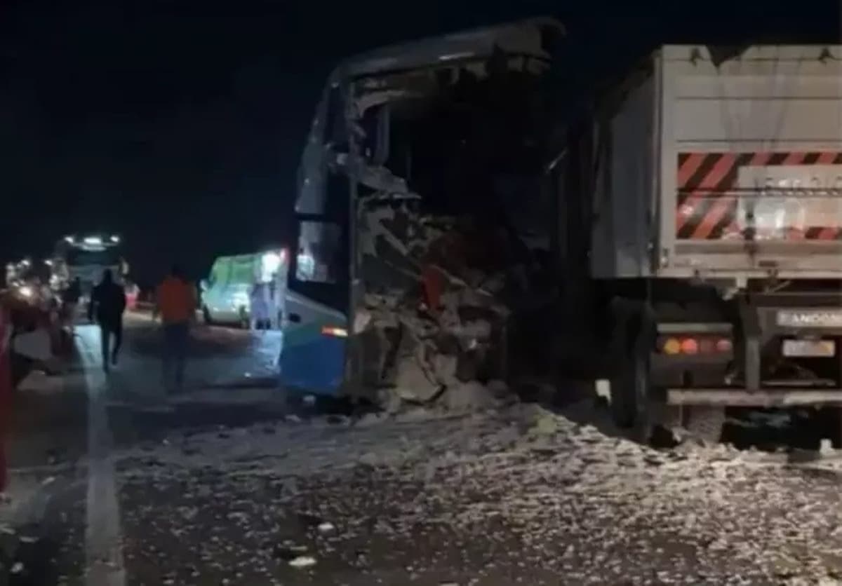 Acidente entre carreta e ônibus deixa 11 mortos e 45 feridos no Mato Grosso