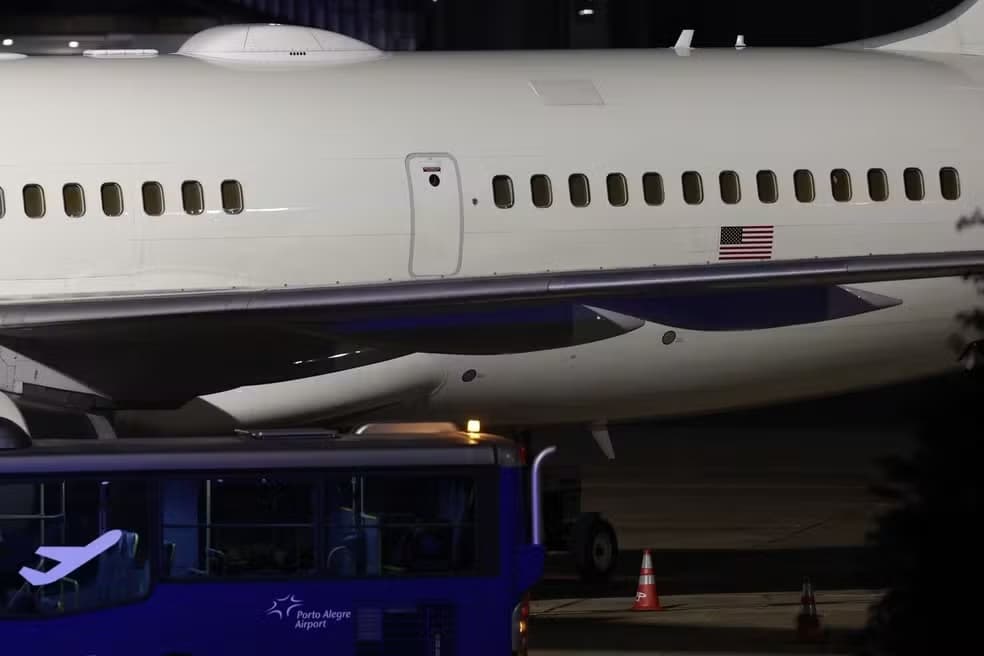 Avião da Força Aérea dos EUA pousa no Brasil sem identificar objetivo da visita