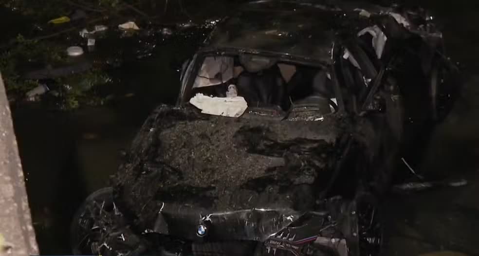 Motorista morre após BMW cair em córrego na zona Sul de São Paulo; passageiro ficou ferido