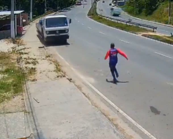 Veja momento que caminhão arrasta carros e quase destrói casa na Avenida do Turismo
