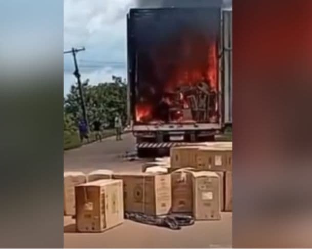 Caminhão baú com mercadoria pega fogo na rodovia BR-319