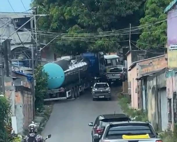 Carreta fica atravessada em ladeira e complica trânsito no Coroado