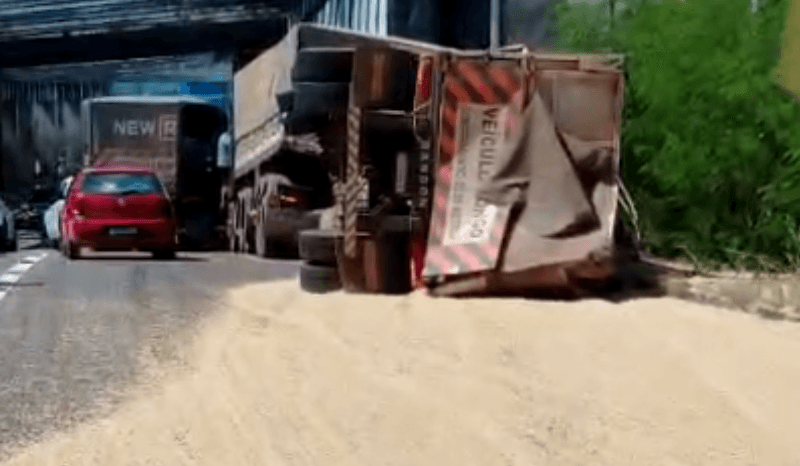 VÍDEO: Carreta tomba e espalha soja na Avenida das Flores, em Manaus