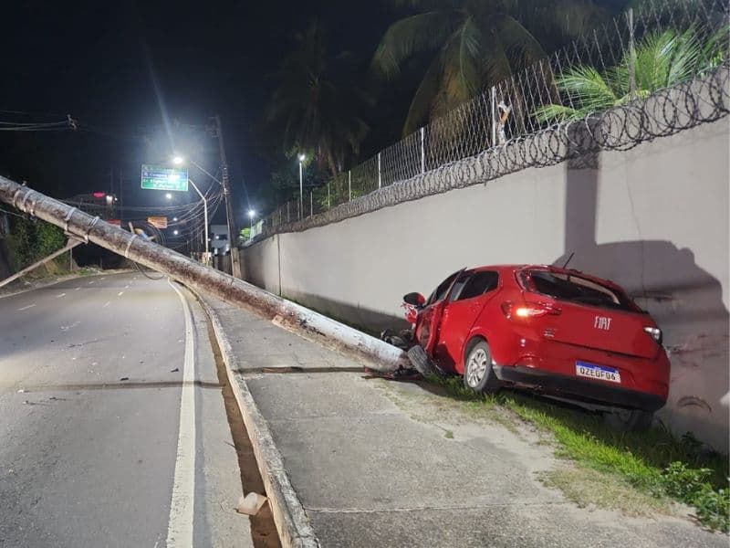Carro derruba poste após motorista dormir ao volante na Avenida das Torres