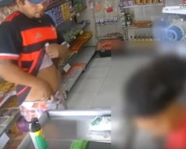 Homem ameaça dar facada em funcionária de mercadinho durante assalto no Petrópolis