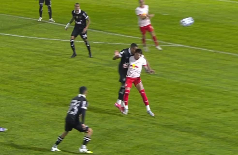 Após choque de cabeça, Marlon Freitas deixa campo de ambulância