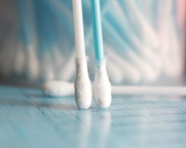 Especialistas alertam: usar cotonetes para limpar os ouvidos pode causar sérios danos