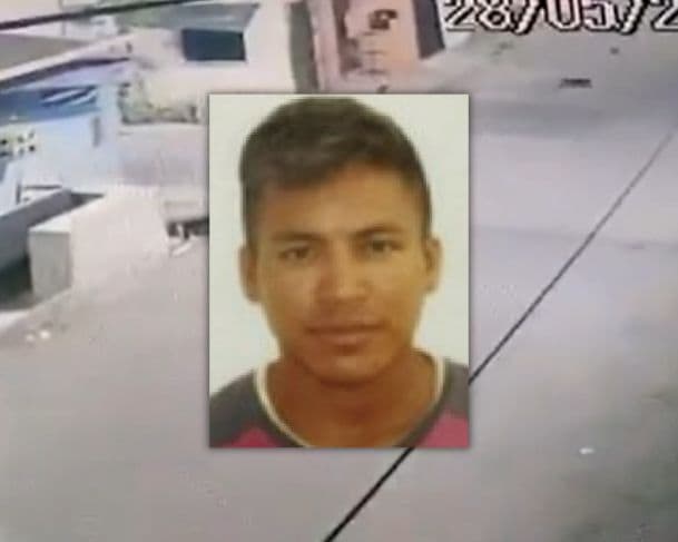 Veja momento que foragido da polícia esfaqueia cadela grávida em Manaus
