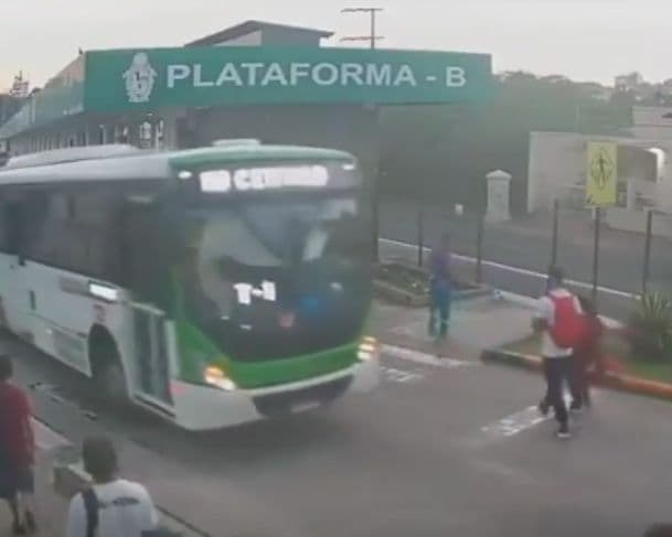 Veja momento que gari tem perna esmagada por ônibus no Terminal 1