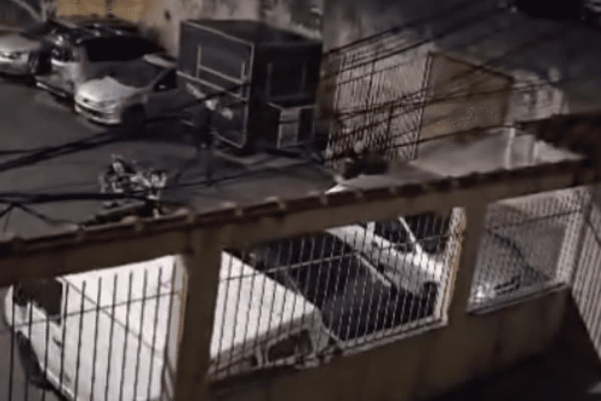 IMAGENS FORTES: Homem de 61 anos é baleado à queima-roupa por motoqueiro em SP; veja vídeo