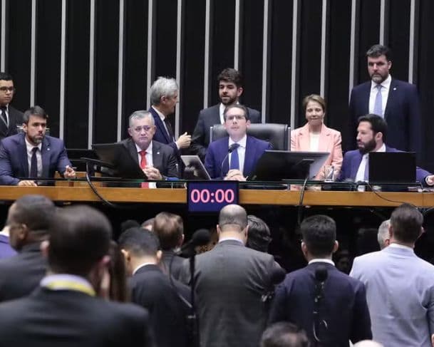 Câmara aprova projeto que combate adultização de crianças nas redes sociais