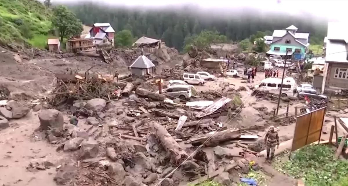 Deslizamentos de terra e enchentes matam pelo menos 60 pessoas e deixam 200 desaparecidas na índia