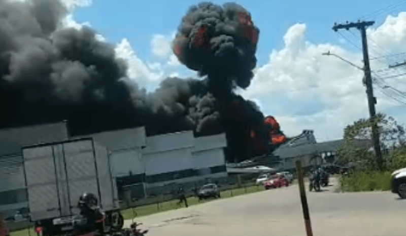 VÍDEO: incêndio de grandes proporções atinge fábrica no Distrito Industrial