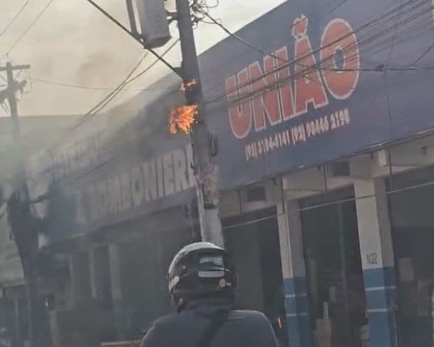 VÍDEO: poste pega fogo em frente a distribuidora na zona Leste de Manaus