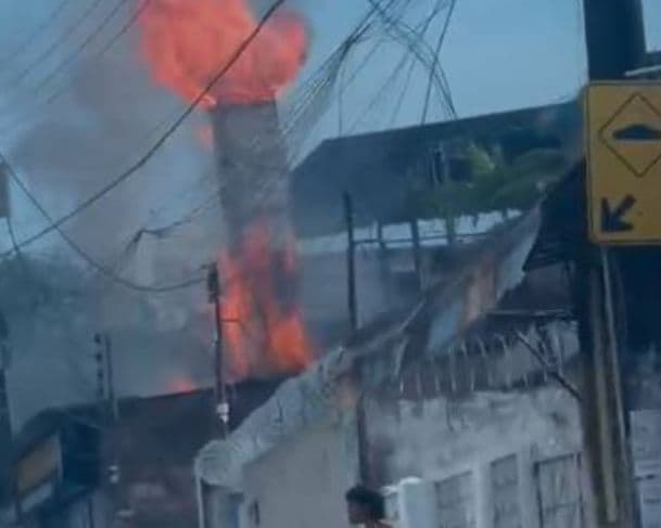 Incêndio atinge peixaria no bairro São Jorge, em Manaus