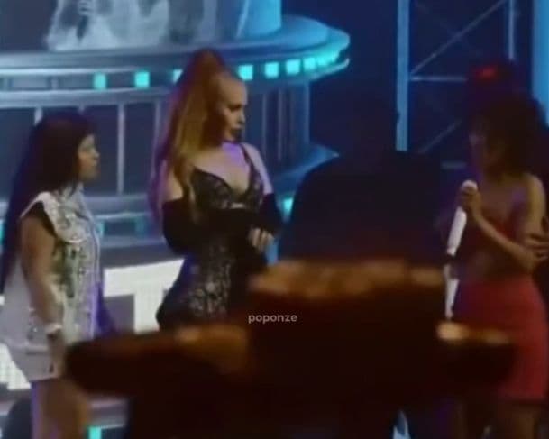 Joelma arranca microfone da mão de fã que criticou repertório