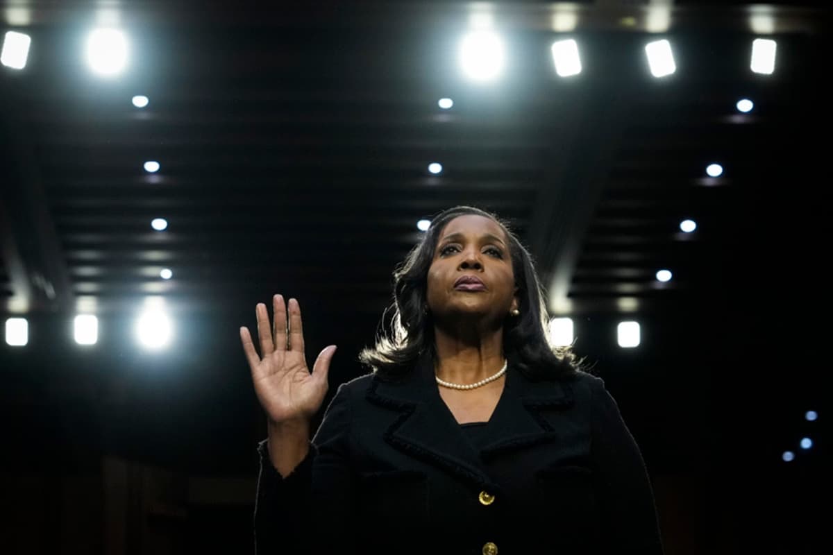 “Não vou renunciar”: Diretora do banco central dos EUA se nega a deixar cargo após ser demitida por Trump