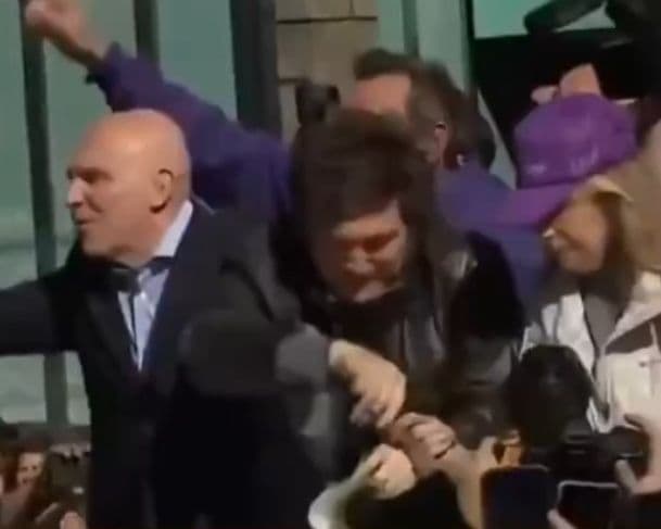 Caravana do presidente Milei é atacada com pedras em Buenos Aires