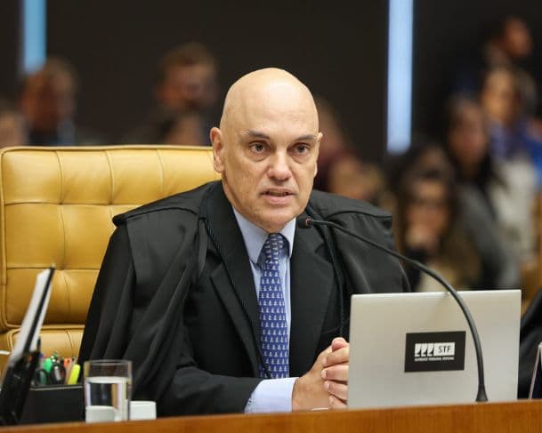 Alexandre de Moraes pede a extradição de ex-assessor do TSE por vazamento de mensagens confidenciais