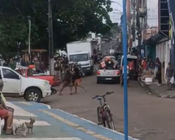 Veja briga violenta de terçado entre homens em Manacapuru