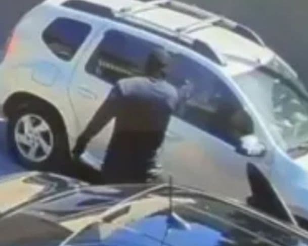 Pistoleiro atira ao menos 13 vezes contra mulher dentro de carro; veja o vídeo