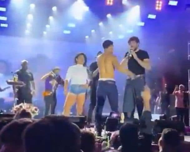 Fim de namoro: fã aceita desafio de Nattan em show e beija mulher na frente da namorada