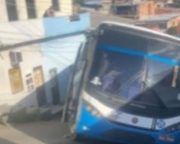 Ônibus perde o controle e atinge residência em Manaus