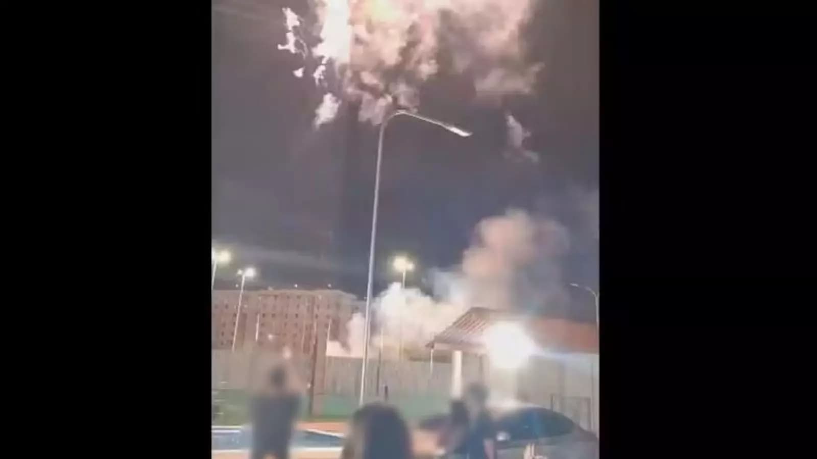 Moradores comemoram saída de síndica com queima de fogos em condomínio de Paulista