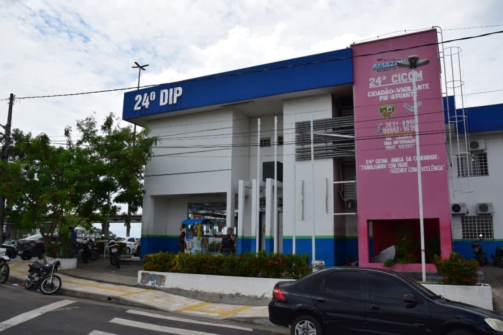 Trio é preso por roubo avaliado em R$ 50 mil a turistas paranaenses no Centro de Manaus