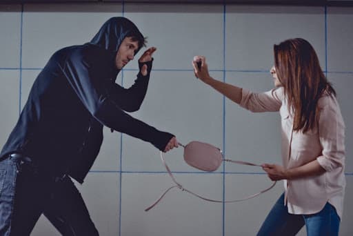 Mulheres do AM podem adquirir e portar armas de eletrochoque para defesa pessoal, em proposta de Felipe Souza