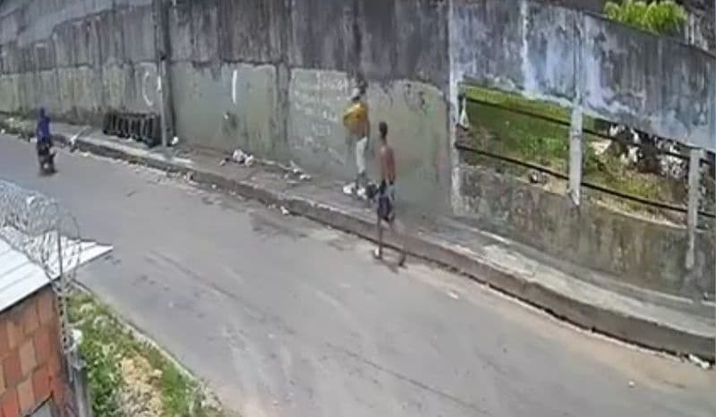Veja momento em que suspeito de estuprar mulher é baleado por justiceiro em Manaus