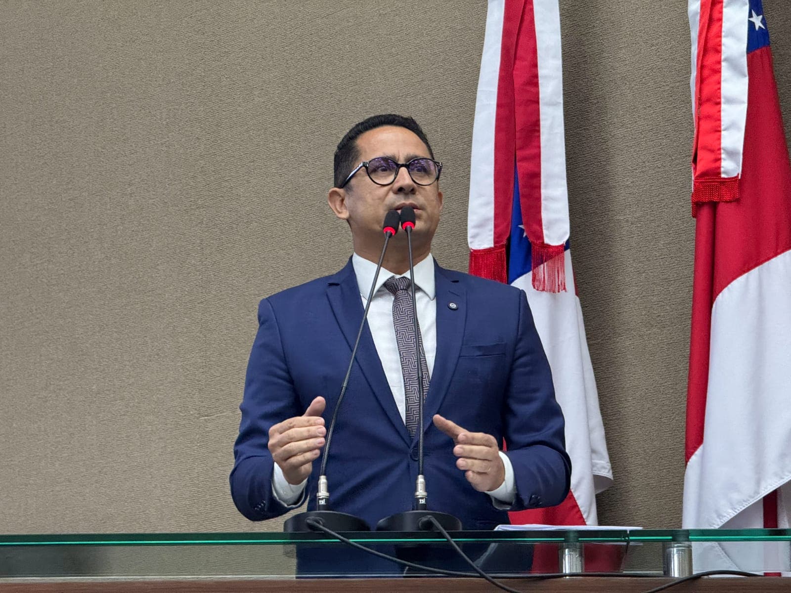 Análise de Mandato: Daniel Almeida sugere leitura de trechos bíblicos nas escolas amazonenses