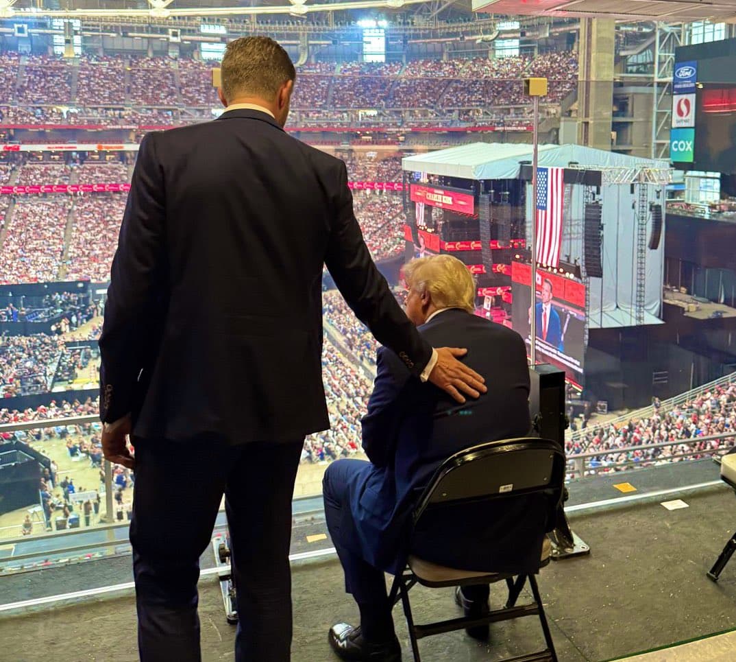 Funeral de Charlie Kirk reúne mais de 100 mil e presença de Trump