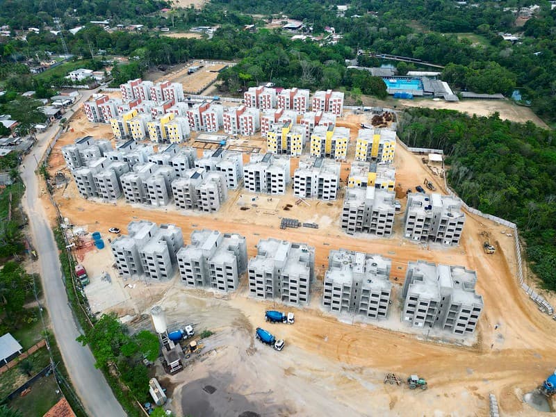 David e Braga visitam residencial destinado a vítimas de desmoronamento em Manaus