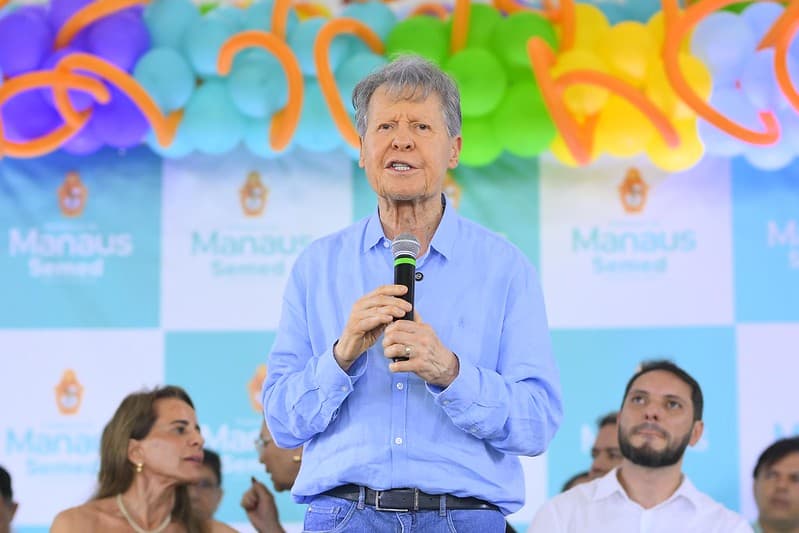 Arthur Neto se emociona em inauguração de escola que homenageia seu filho