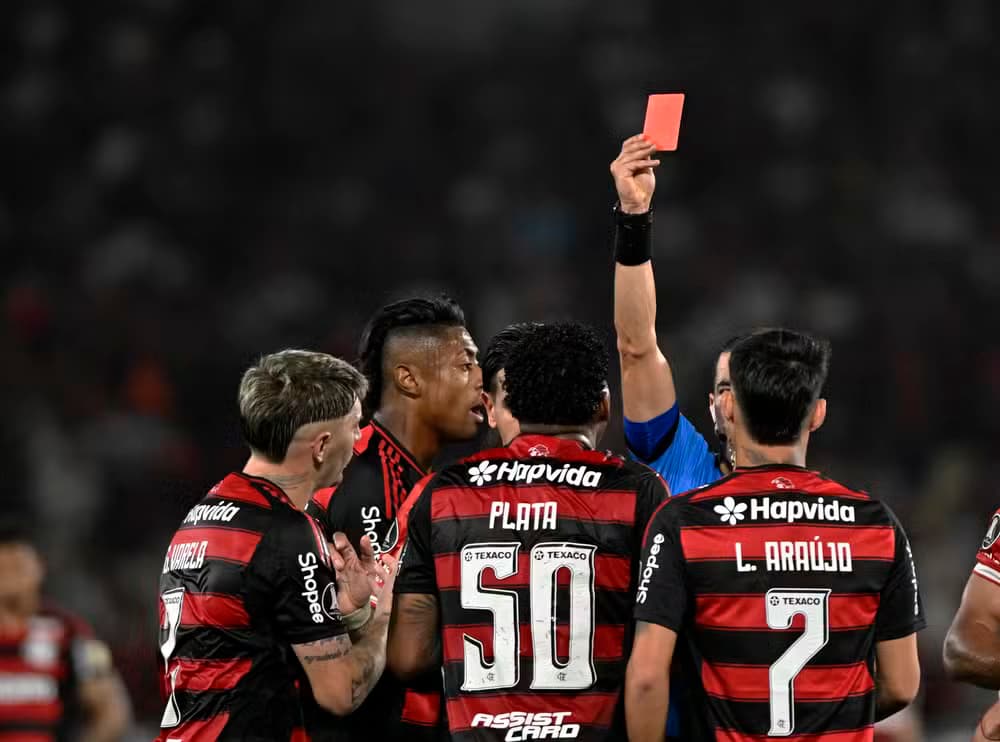 Flamengo: Conmebol retira expulsão de Plata na Libertadores