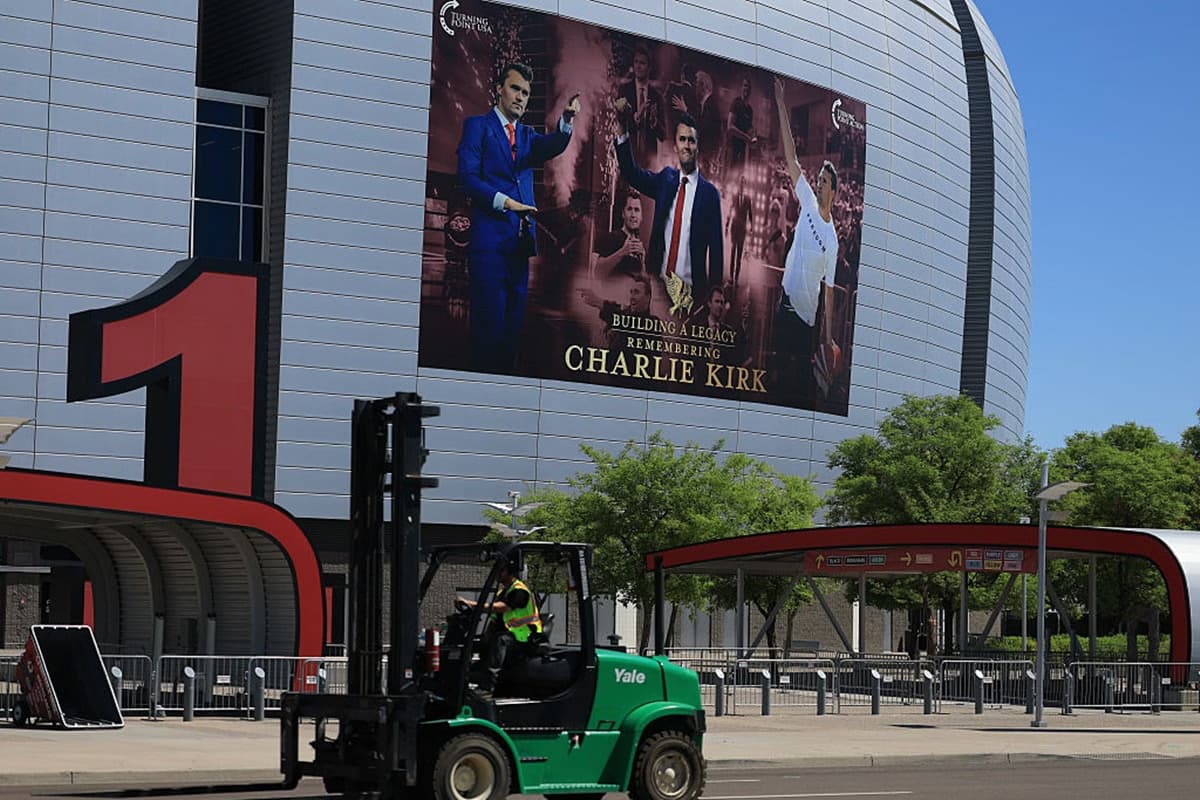 Homem armado é preso ao tentar entrar no funeral de Charlie Kirk, nos EUA
