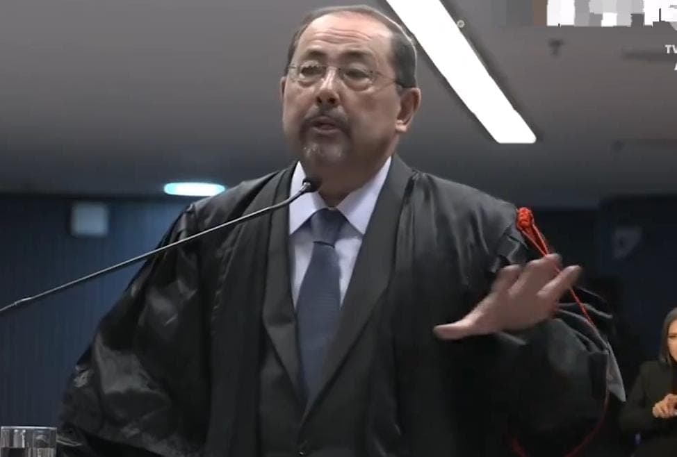 Em 2° dia de julgamento, defesa de Bolsonaro diz que Mauro Cid “não é confiável”