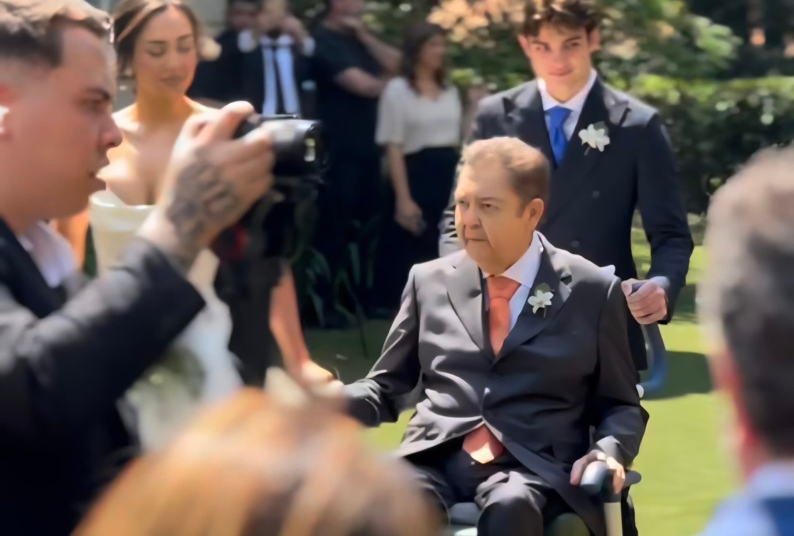 De cadeira de rodas, Faustão leva filha ao altar em casamento intimista