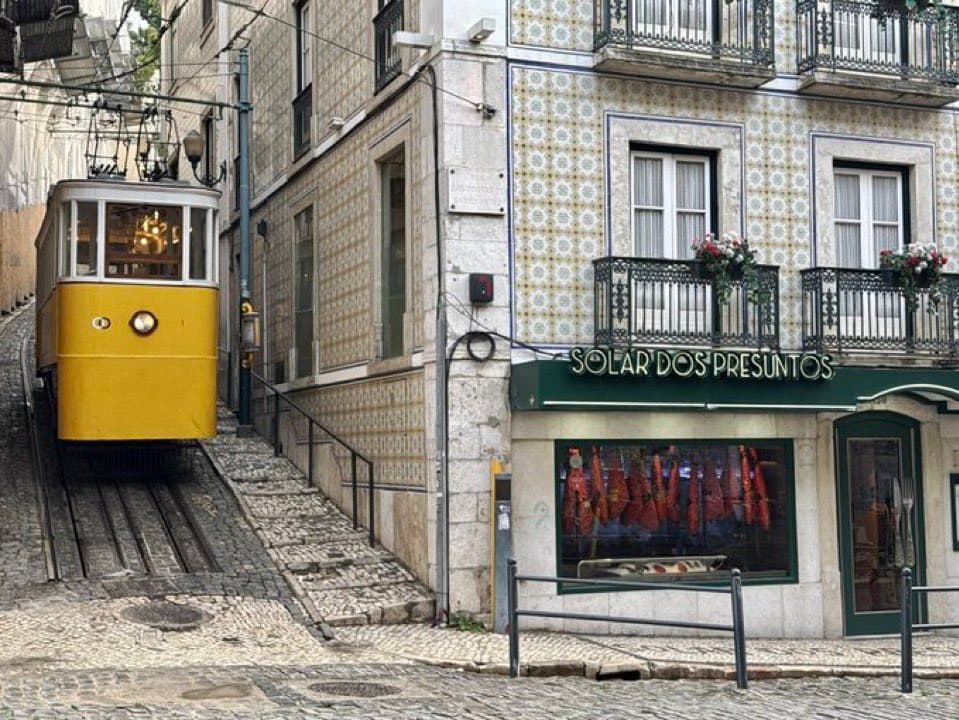 VÍDEO: Elevador descarrila em ponto turístico de Portugal e deixa cerca de 15 feridos