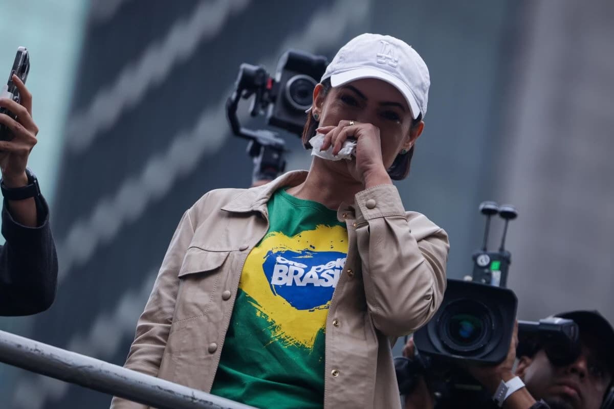 Michelle Bolsonaro chora durante discurso na Av. Paulista: “Muita maldade que estão fazendo”