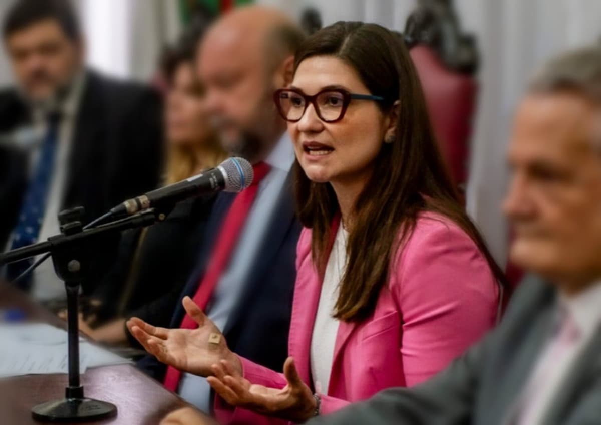 Filha de ministro do STF é xingada e leva cusparada em universidade