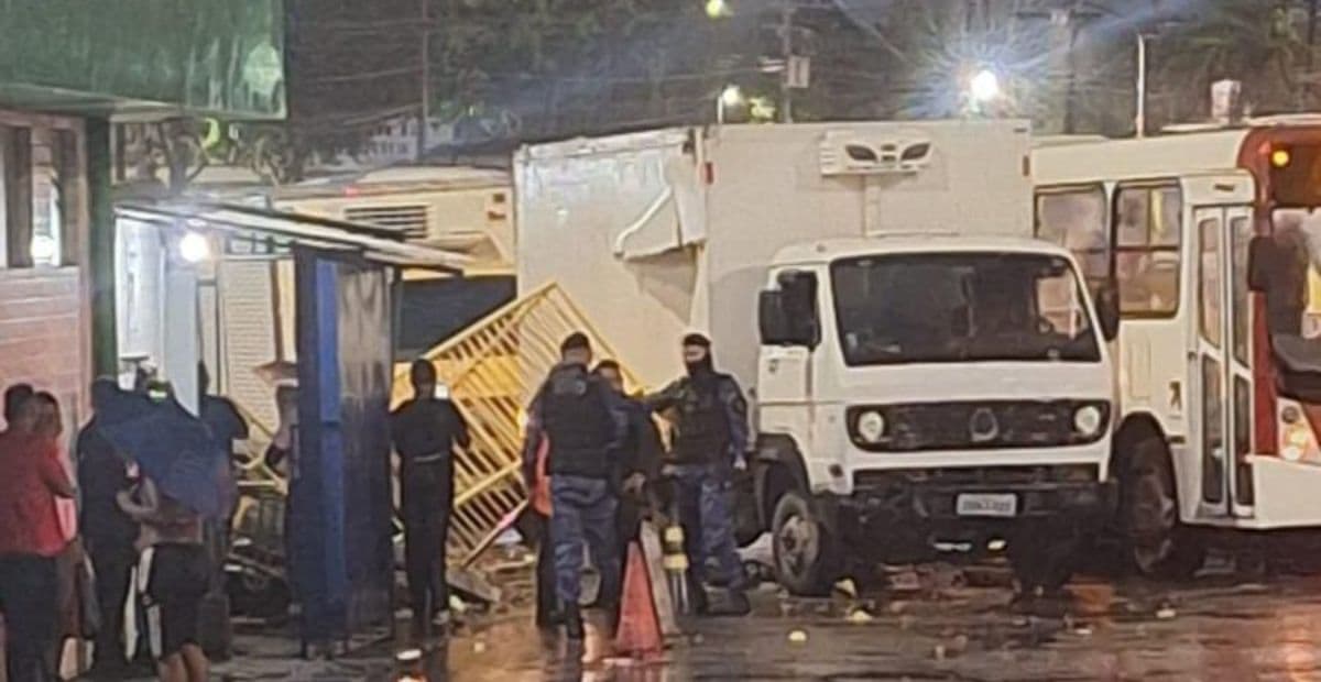 Caminhão derruba muro no T3 e destrói diversos veículos em Manaus